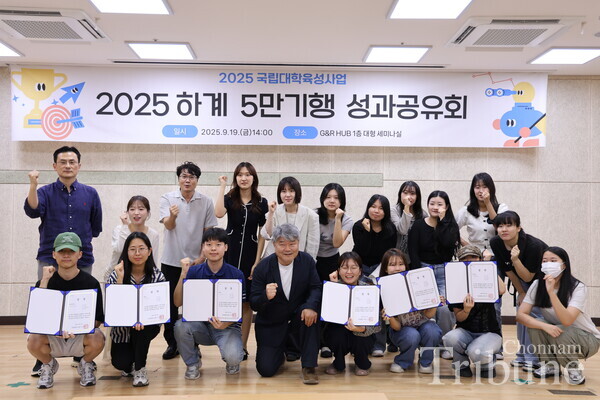 Participants and representatives of Oman-Gihaeng posing for a picture.