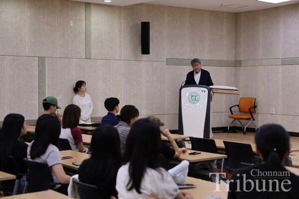 Vice Dean of International Affairs Kang Eui-huack delivers a congratulatory speech to the attendees.