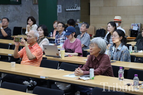 Attendees listen to the lecture.