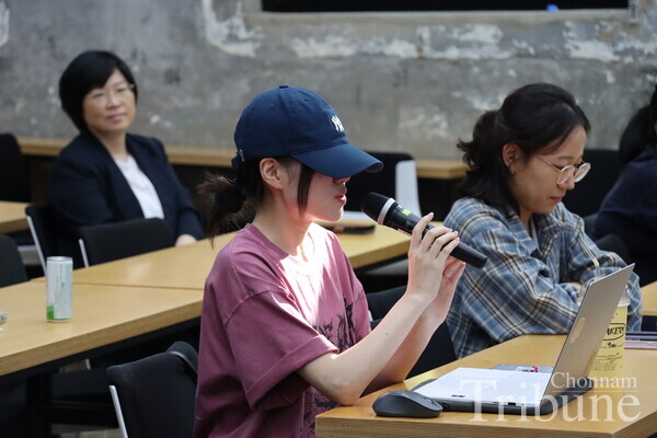 A student gives a question to Lawyer Lim Jae-sung.