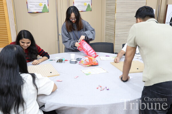Participants enjoy playing Alkkagi during the festival.