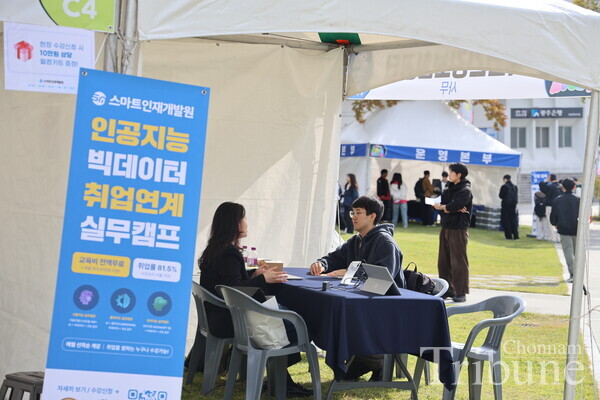 A student receiving guidance for career