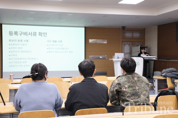 The campaign leadership of Team Green for GSC election listens to the CEC Chairman’s explanation.