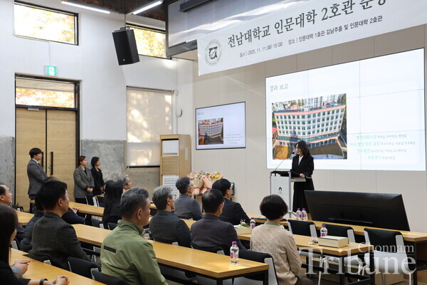 Kang Eun-yeong (Professor, Dept. of Japanese Language and Literature), Vice-Dean of the College of Humanities, announces the progress report on the completion of Humanities Building 2.