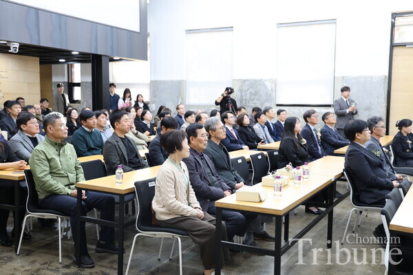 Many people, including faculty and staff members of the College of Humanities, attend the event.