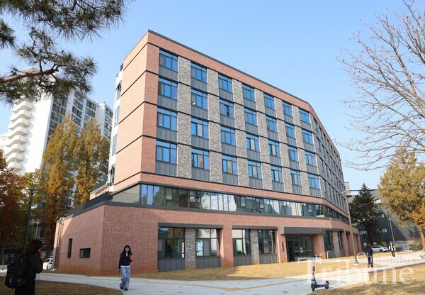 Photo of the College of Humanities Building 2 facade