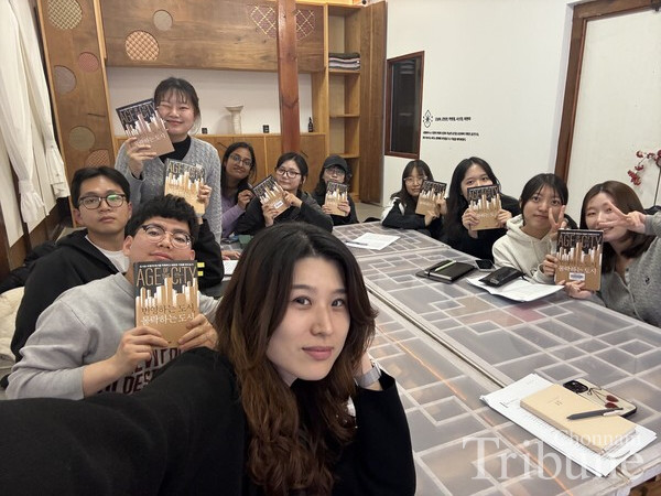 UCUC book club holds a meeting to discuss “Age of the City” on March 11.