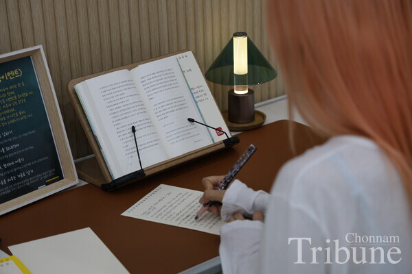 A student participates in the transcription certification event conducted as part of the GJRT at the CNU Library on Oct. 1.