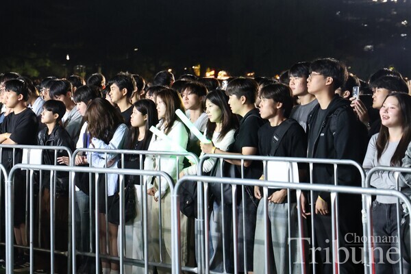 Students line up to watch stage performances at CNU’s annual “Yongbong aedongpuri” festival on Sept. 29.