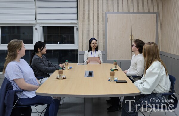 Clockwise from bottom left: Ramsey Rachael Heather, Oh I-gippeum, Moderator Hoang Thi Le Tra, Clément Jungmann, and Xiao Xuan discuss varying worldwide work cultures at the CNU Press and Broadcasting Center on Oct. 30.