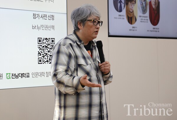 Director Byun Young-joo delivers a lecture as part of a series on culture and human rights at Kim Nam-ju Memorial anyone who does. So how is their Hall, located in College of Humanities Building 1.