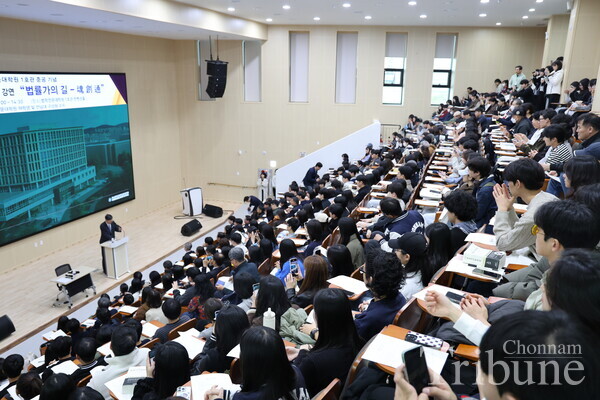 Many people attend the lecture.