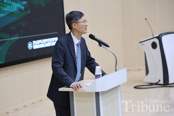 Moon Hyung-bae discusses three perspectives that jurists should have.