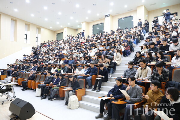 The audience listens to Moon Hyung-bae's speech.