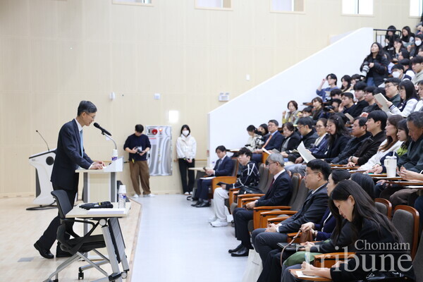 Moon Hyung-bae introduces his verdicts that have become part of established precedents.
