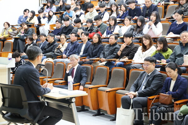 A law school student asks Moon Hyung-bae a question during the Q&A session.