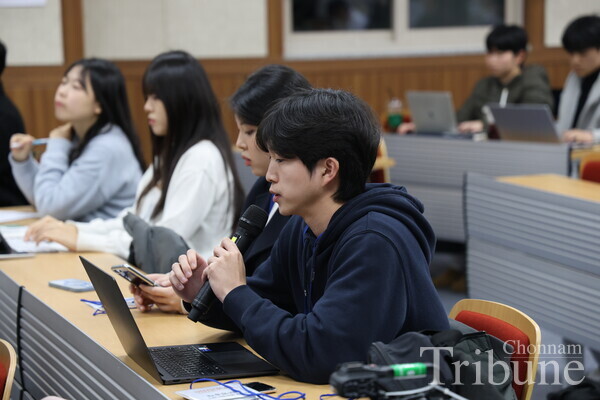 Choi Daniel, the Editor-in-Chief of Chonnam Tribune, asks a question regarding the candidate's pledge related to the "Student Rights Committee".