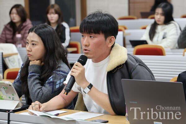 GSC President Shin Seung-hwan asks a question about the expansion of military e-learning.